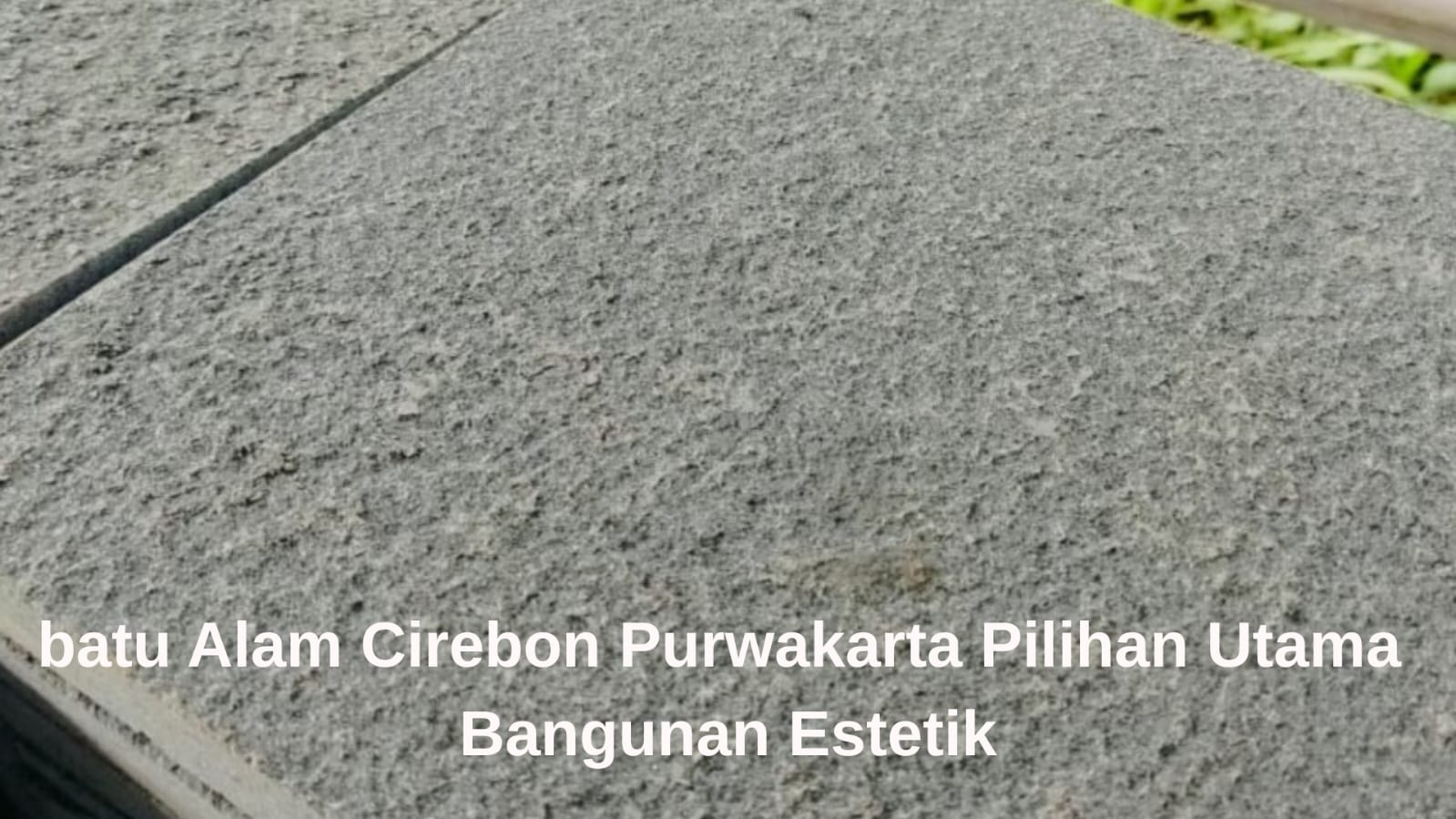 Contoh nyata pengaplikasian batu alam Cirebon Purwakarta pada area lantai teras dan carport minimalis