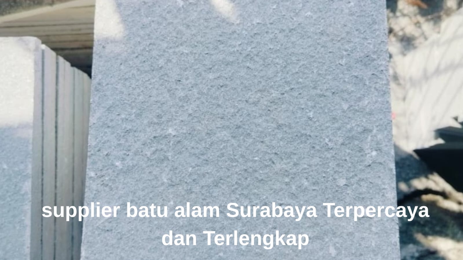 Kamera merekam dokumentasi penampakan tekstur unik batu hias dari supplier batu alam Surabaya pilihan