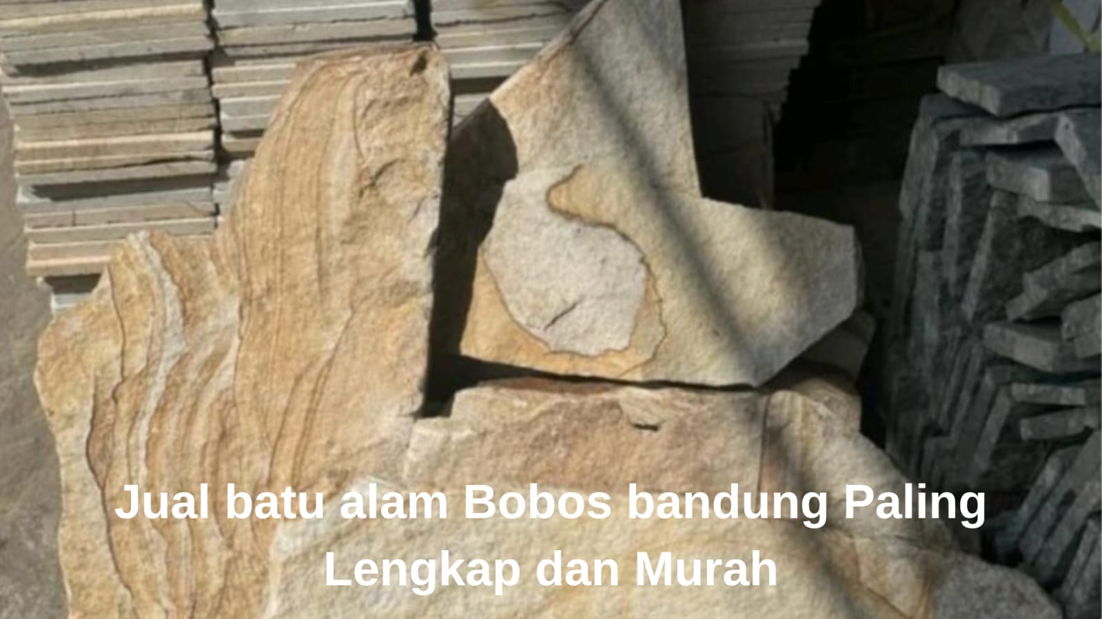 Karyawan gudang menyusun produk jual batu alam Bobos Bandung ke dalam truk pengiriman