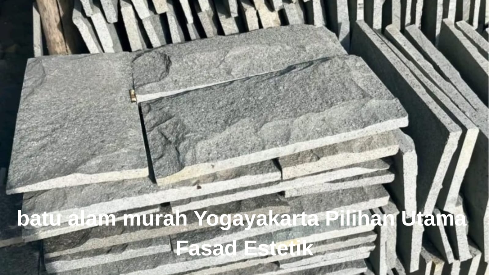 Armada pick-up memuat pesanan batu alam murah yogyakarta untuk dikirim ke proyek pelanggan